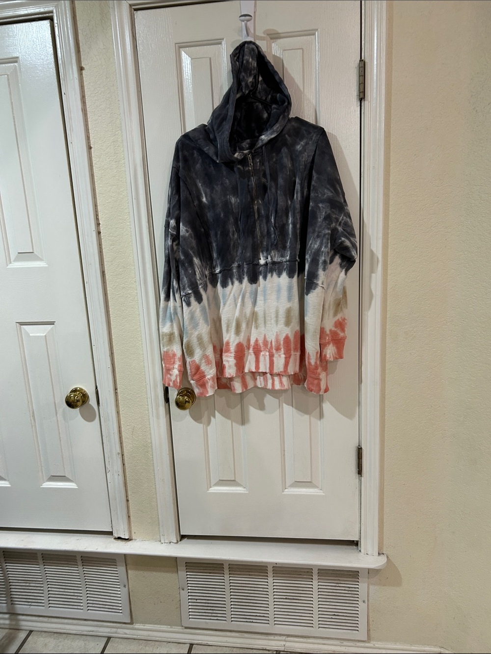 Wonderly Tie-Dye Hooded Pullover - Black, White & Coral